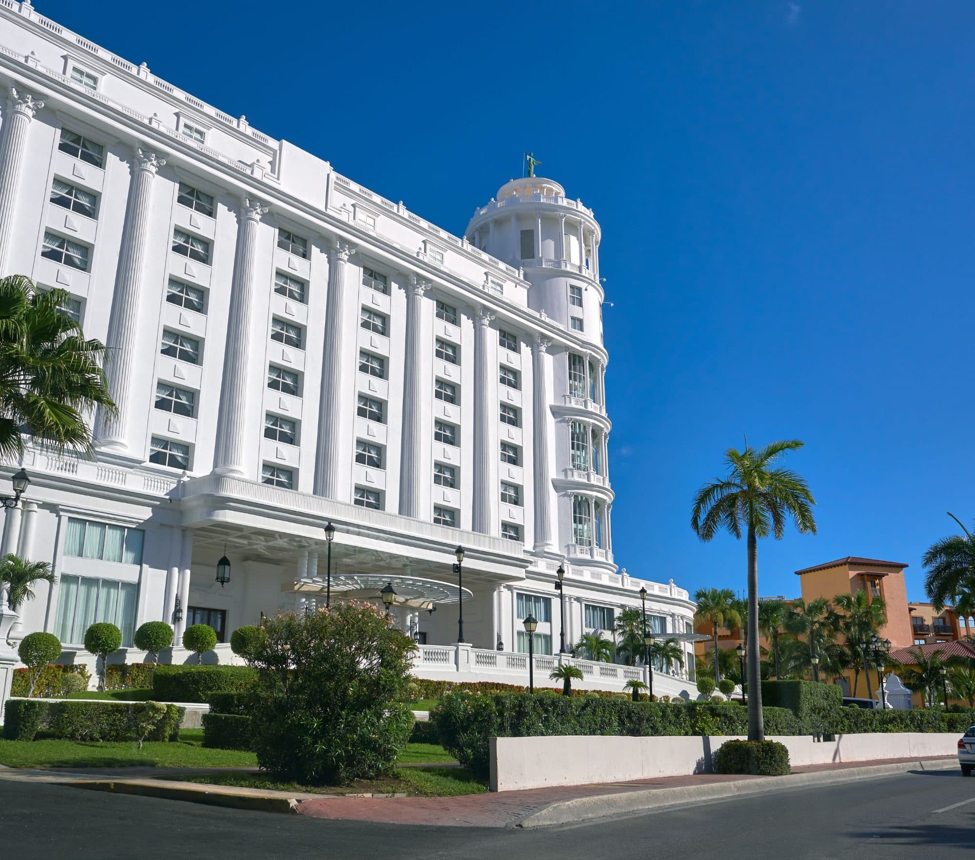 A luxury hotel surrounded by green gardens and lawns in Boulevard Kukulcán in Cancun